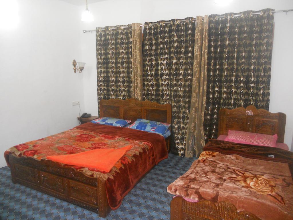 Hotel Royale Jannat Srīnagar Esterno foto